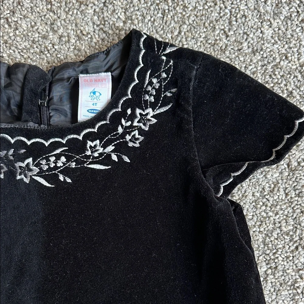 Old Navy Girls Black Velvet Dress with White Floral Embroidery size 4‎